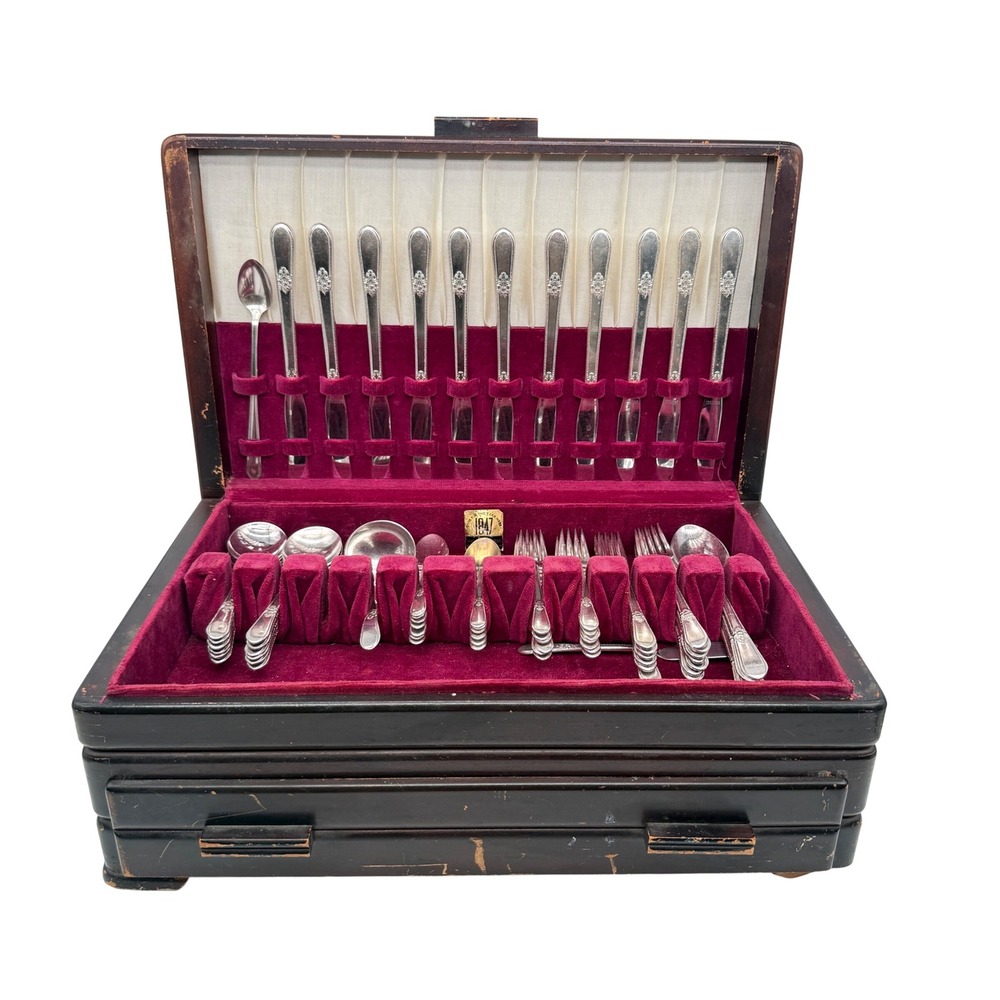 1847 Rogers Bros Remembrance Silverplate Flatware Set 107 Pieces Vintage Chest
